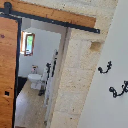 Chateauneuf לינה וארוחת בוקר 3*